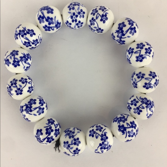 White and Blue floral beaded stretchy bracelet EUC - Picture 6 of 8